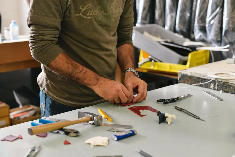 Un technicien concentré à son poste