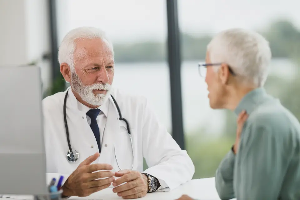 Un médecin à l'écoute de sa patiente