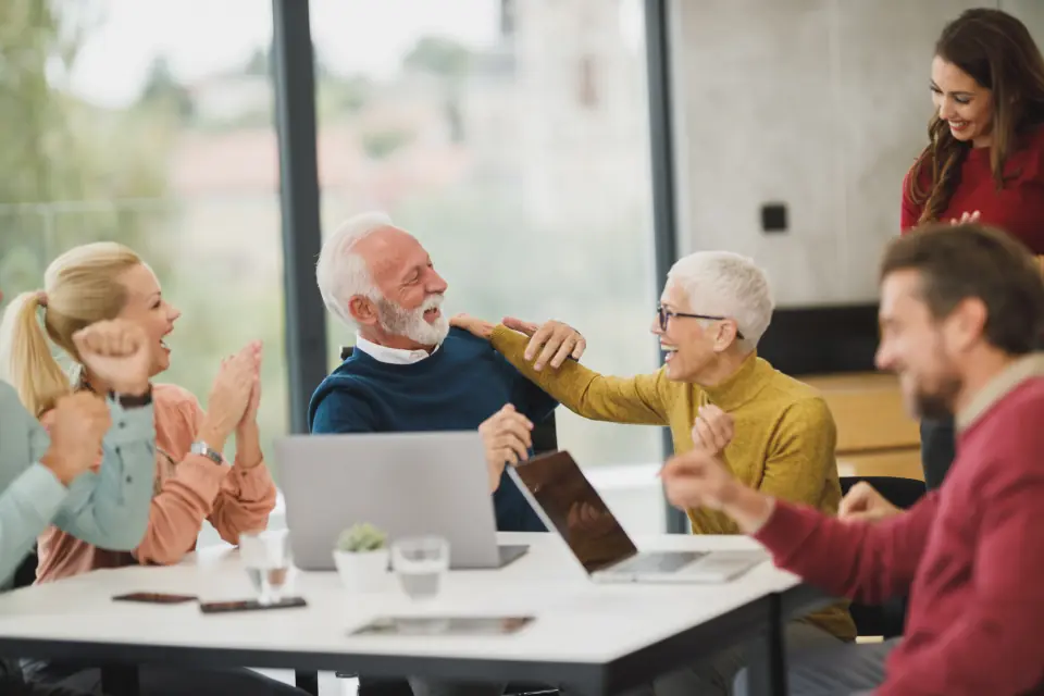 Des collègues heureux autour d'une table