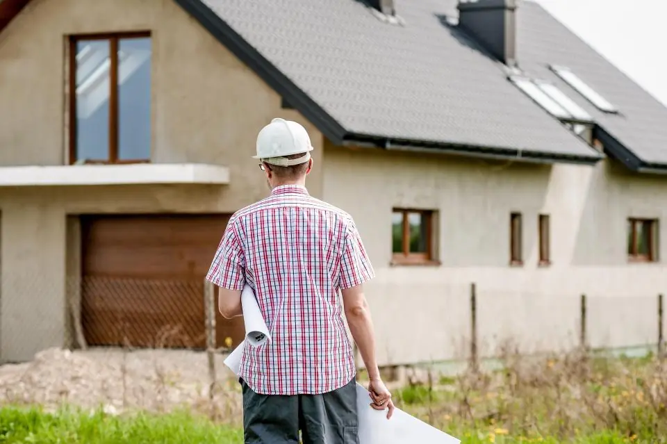 Un maître d'œuvre visite un chantier