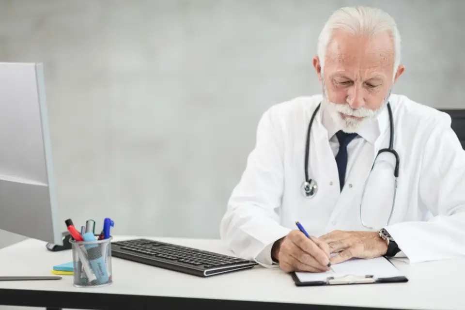 Un médecin rédige ses papiers administratifs