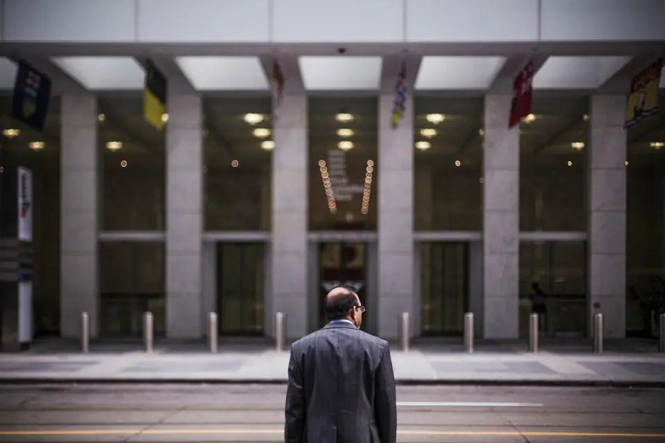 Un avocat en costume face aux colonnes d'un palais de justice