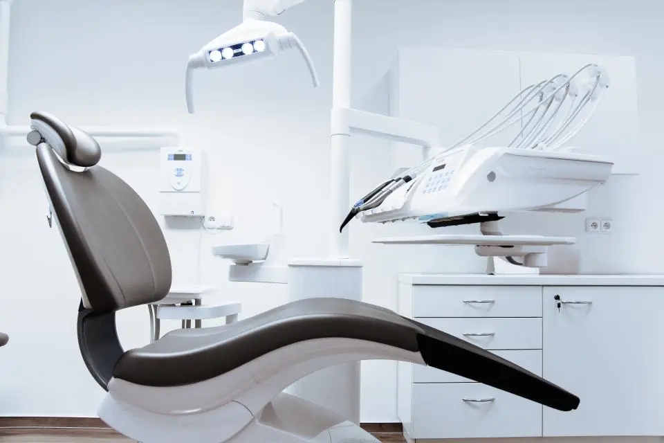 Un fauteuil de cabinet dentaire