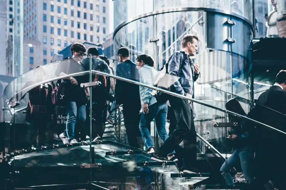 Des cadres dans un escalier de verre d'un immeuble de bureaux
