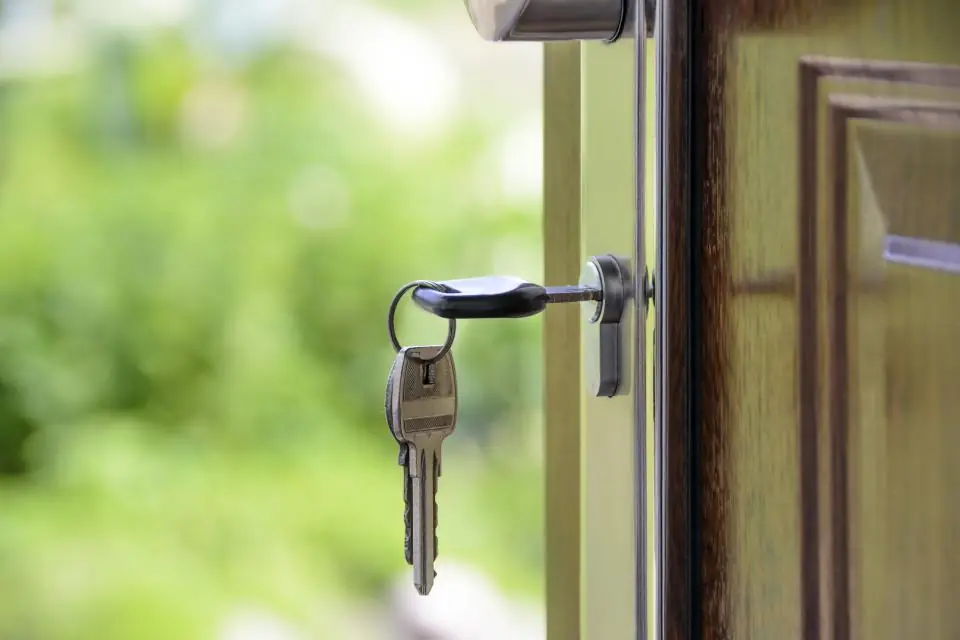 Une clé dans la serrure d'une porte d'entrée