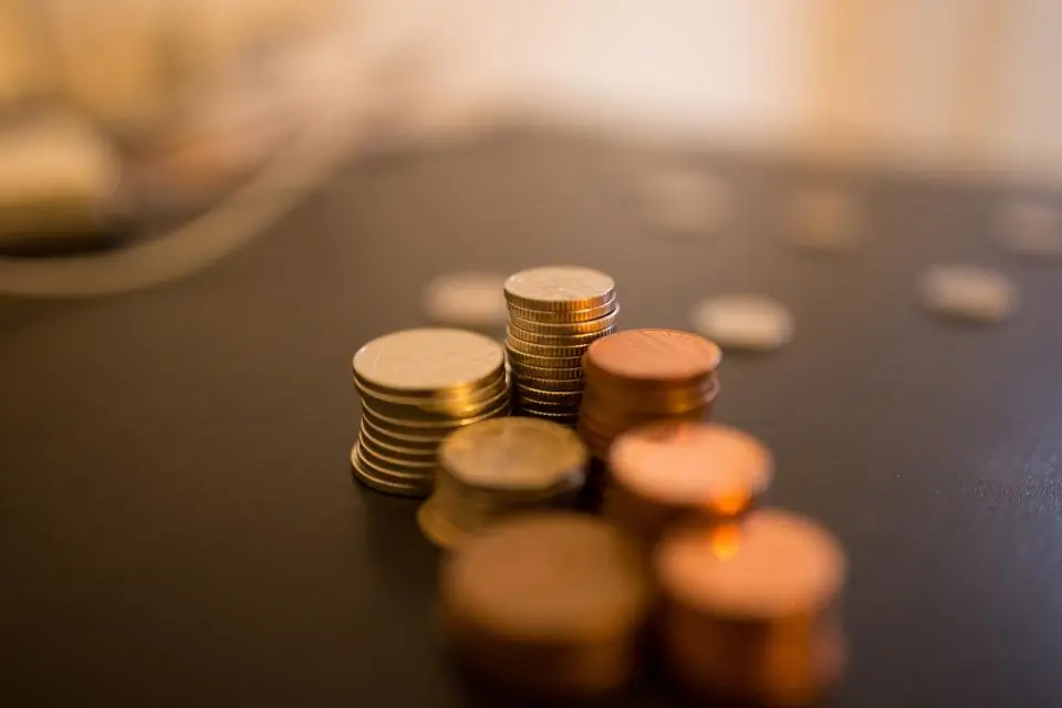 Piles de pièces de monnaie dans une lumière chaude