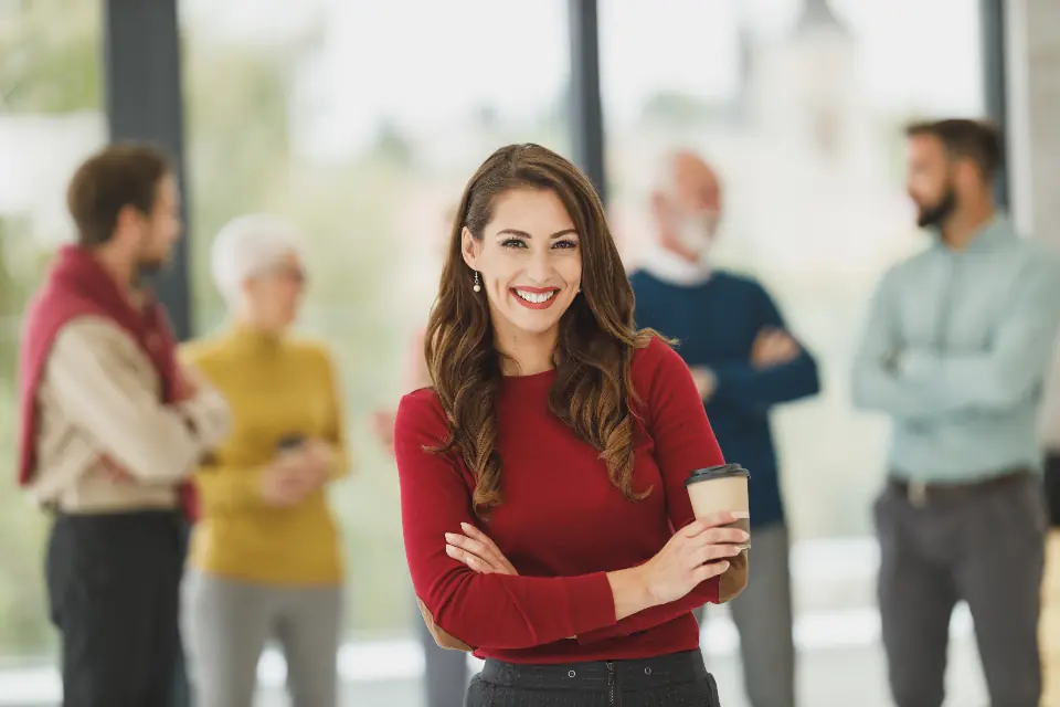 Une responsable RH souriante devant son équipe