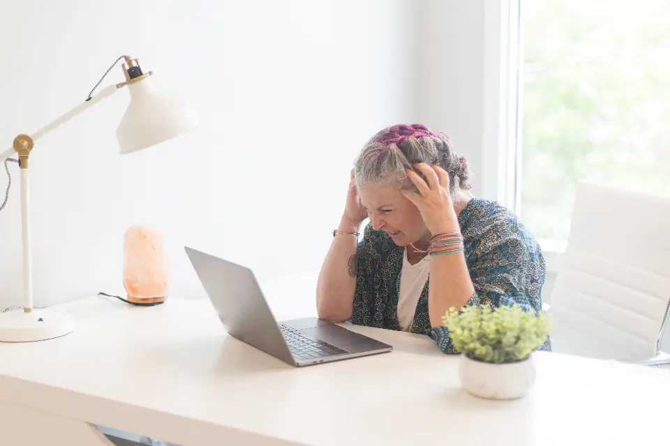 Une gestionnaire dépassée devant son ordinateur