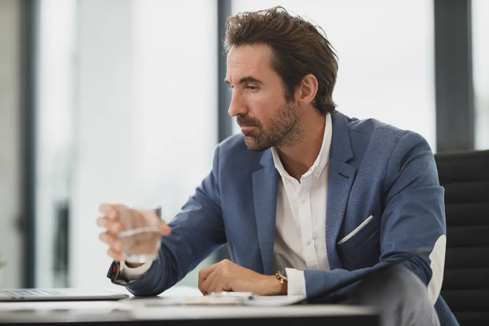 Un professionnel fatigué à son bureau
